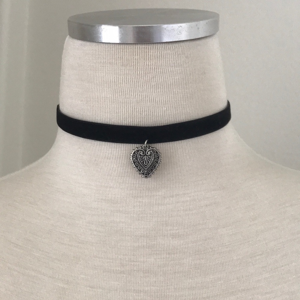 BRANDY MELVILLE VELVET HEART CHOKER